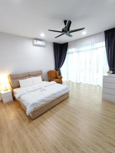 - une chambre avec un lit et un ventilateur de plafond dans l'établissement Ipoh Lake View Cozy Home Big House, à Lahat