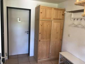 um quarto com um armário com uma porta e uma porta em La Mouette Rose - a zen guest-house in Lauterbourg 