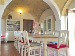 une salle à manger avec une table et des chaises blanches dans l'établissement Villa dei Trabocchi - Accogliente casale per famiglie che affaccia sul mare, à Ortona