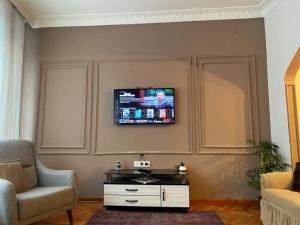 uma sala de estar com televisão na parede em Şişli House em Istambul