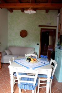 una mesa blanca con un bol de fruta en ella en Casetta Marieoria Chia, en Chia