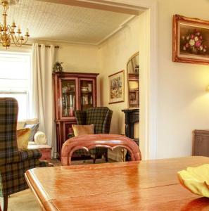 sala de estar con mesa y sillas en Fisherman's Cottage, en Cockenzie
