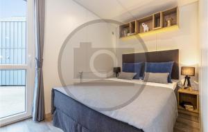a bedroom with a large bed and a window at Tiny Haus 17 Am Brombachsee in Pleinfeld