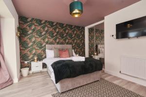Postel nebo postele na pokoji v ubytování Spacious 4BDR House By Homebird Property Management Short Lets & Serviced Accommodation Leeds With Private Parking & Large Garden