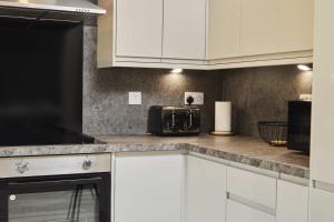 Kuchyň nebo kuchyňský kout v ubytování Spacious 4BDR House By Homebird Property Management Short Lets & Serviced Accommodation Leeds With Private Parking & Large Garden