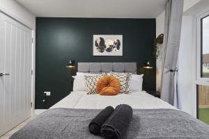 Postel nebo postele na pokoji v ubytování Spacious 4BDR House By Homebird Property Management Short Lets & Serviced Accommodation Leeds With Private Parking & Large Garden