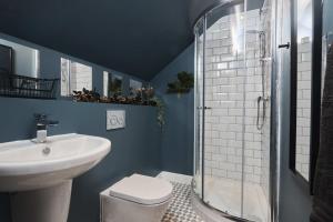 Koupelna v ubytování Spacious 4BDR House By Homebird Property Management Short Lets & Serviced Accommodation Leeds With Private Parking & Large Garden