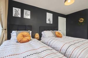 Postel nebo postele na pokoji v ubytování Spacious 4BDR House By Homebird Property Management Short Lets & Serviced Accommodation Leeds With Private Parking & Large Garden