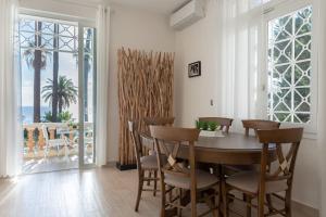 una sala da pranzo con tavolo e sedie e vista sull'oceano di Paradis en Rez de jardin - Standing - Vue Mer - piscine privée a Vallauris
