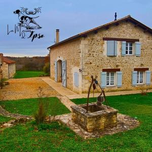 uma casa de tijolos com uma fonte em frente em La Maison d'Ipso em Les Pins