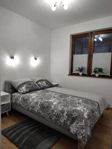 sypialnia z łóżkiem i oknem w obiekcie Dom Przy Lesie na Warmii w mieście Woryty