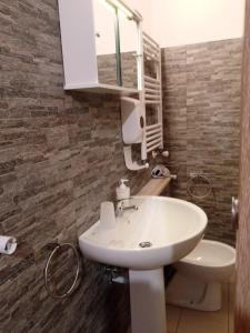 łazienka z umywalką, toaletą i lustrem w obiekcie Bed and Breakfast Stefania w mieście Giulianova