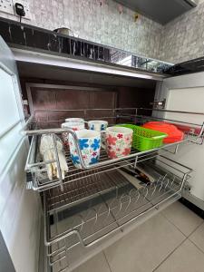 stojak na naczynia w lodówce z naczyniami w obiekcie Suri Kayangan w mieście Arau