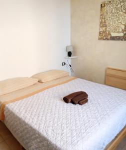 Bed and Breakfast Stefania في جوليانوفا: غرفة نوم عليها سرير وفوط