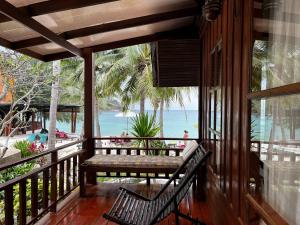 Ein Balkon oder eine Terrasse in der Unterkunft Green Papaya Beach Resort, Koh Phangan