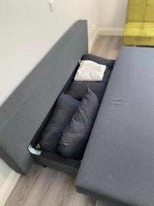 a black bed with pillows in a room at Modern and Cosy 1-Bed Apt in the Heart of Dublin in Dublin