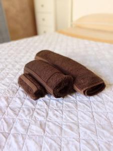 Bed and Breakfast Stefania في جوليانوفا: وضع منشفة فوق السرير