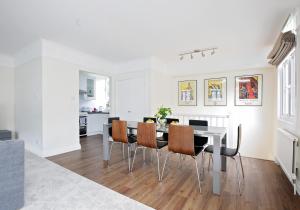 ロンドンにあるFabulous Hyde Park Mews Apartment London w2 MEWSのキッチン、ダイニングルーム(テーブル、椅子付)