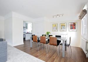 a kitchen and dining room with a table and chairs at Hyde Park Mews London w2 - Zone 1 in London