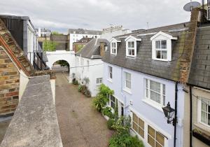 an overhead view of a city street with white buildings at Hyde Park Mews London w2 - Zone 1 in London