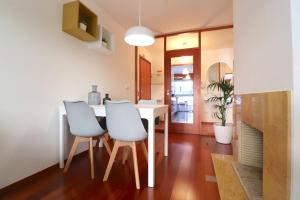 uma cozinha e sala de jantar com mesa e cadeiras em Sé Apartamentos - Cruz de Pedra Apartment em Braga