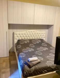 1 dormitorio con 2 almohadas en Villa Zara, en Siena