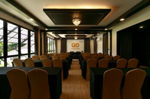 sala konferencyjna z krzesłami i ekranem z w obiekcie D’Endless Resotel w mieście Baen