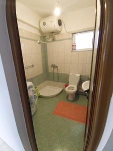 ein Badezimmer mit einem WC und einer Badewanne in der Unterkunft Darius Apartment in Sarandë