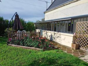 ogród przed domem pełnym kwiatów w obiekcie Gîtes du Franc Rosier w mieście Rigny-Ussé