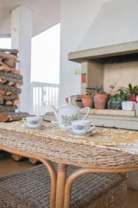 uma mesa com duas chávenas e um bule de chá em Bed and Breakfast Villa Alba em Controguerra