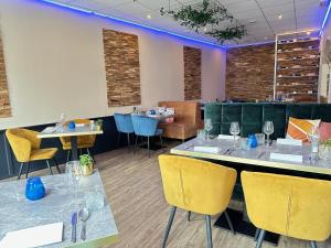 ein Restaurant mit Tischen und Stühlen und eine Bar in der Unterkunft Hotel van Oppen in Zierikzee