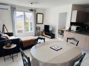 TV a/nebo společenská místnost v ubytování Charmante maison au calme