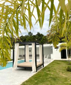 Bazén v ubytování CASA MONTEBELLO CON PISCINA PRIVADA EN LA MESA nebo v jeho okolí