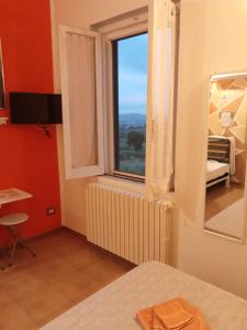 Pokój z oknem, łóżkiem i stołem w obiekcie Bed and Breakfast Stefania w mieście Giulianova