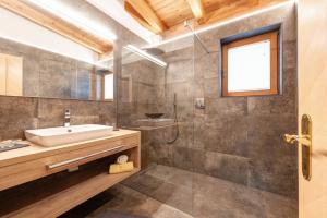 Koupelna v ubytování Hotel Garni Feuerstein + 34 fotografií