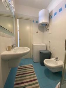 SAGGI - 3 posti letto sul mare con posto auto في سان فينتْشينسو: حمام مغسلتين ومرحاض ومرآة