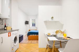 una cucina e un soggiorno con tavolo e cibo di Porta 34 Apartments a Braga