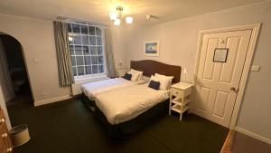 een slaapkamer met 2 bedden en een raam bij Brighton House in Brighton & Hove