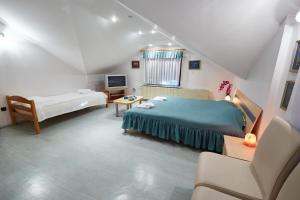 um quarto com uma cama, uma secretária e uma televisão em Apartma Steles em Stari Trg pri Ložu