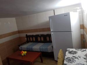 uma pequena cozinha com um frigorífico e uma cama em Cirta duplexe em Constantina
