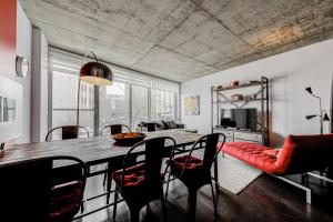 uma cozinha e sala de jantar com mesa e cadeiras em Les Immeubles Charlevoix - Le 760209 em Quebeque