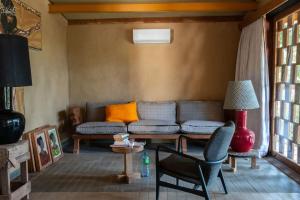 - un salon avec un canapé et une table dans l'établissement Maison Etoile, à Dakar