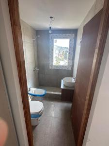 baño con 2 aseos, lavamanos y ventana en Estudio con Terraza y Vista al Lago en San Carlos de Bariloche