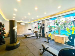 un gimnasio con máquinas de ejercicio y una piscina en Imperial Resort Hurghada, en Hurghada
