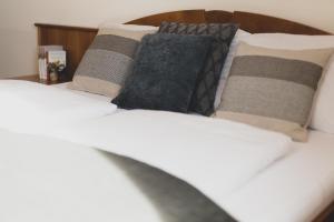A bed or beds in a room at Weingut & Gästehaus zum Seeblick - Familie Sattler