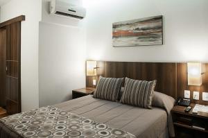 Cama ou camas em um quarto em Normandy Hotel