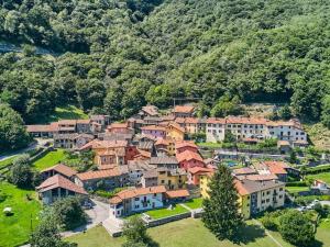 una vista aérea de un pequeño pueblo con casas en Casa Rossa Duplex, en Mezzovico