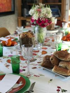 een tafel met een tafelkleed met voedsel erop bij B&B de charme à 10 minutes de Vannes in Theix