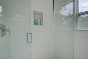 Ένα μπάνιο στο Madrinas Cozy Three Bedroom One Bath with Spacious Backyard +36 φωτογραφίες