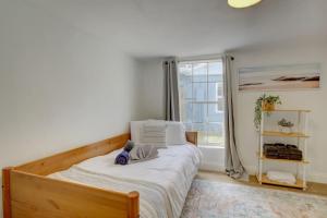 Ένα ή περισσότερα κρεβάτια σε δωμάτιο στο Madrinas Cozy Three Bedroom One Bath with Spacious Backyard